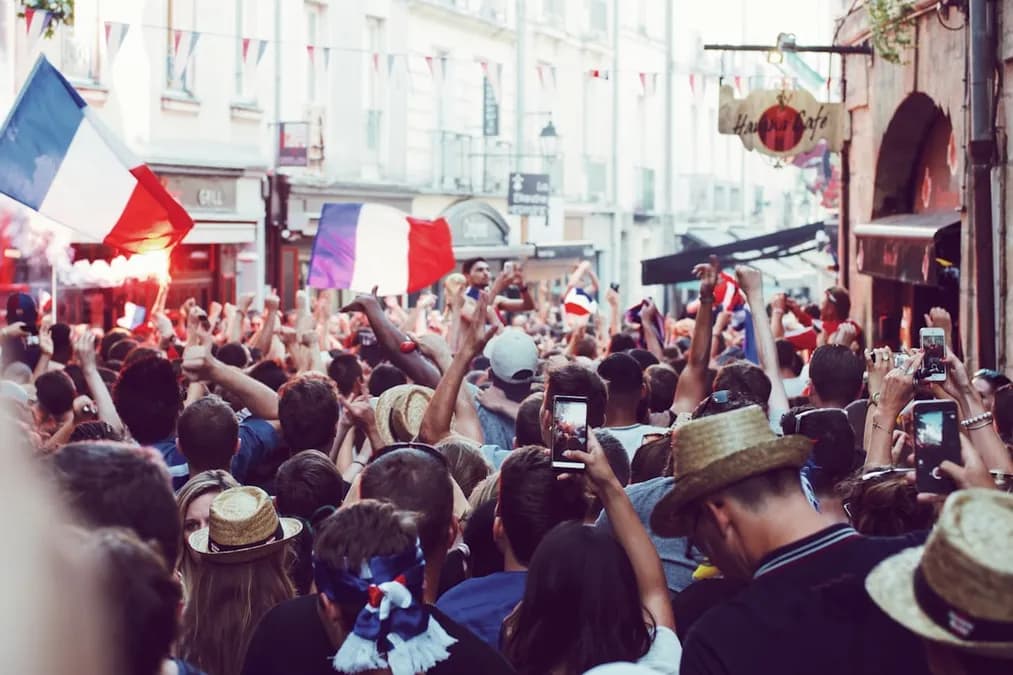 Une soirée électorale, une chanteuse timide… et la France bascule en une nuit
